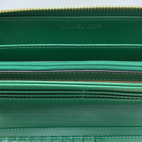 MICHAEL KORS LARGE TRAVEL CONTINENTAL WRISTLET WALLET FERN GREEN COLOR PHONECASE - Picture 4 of 16